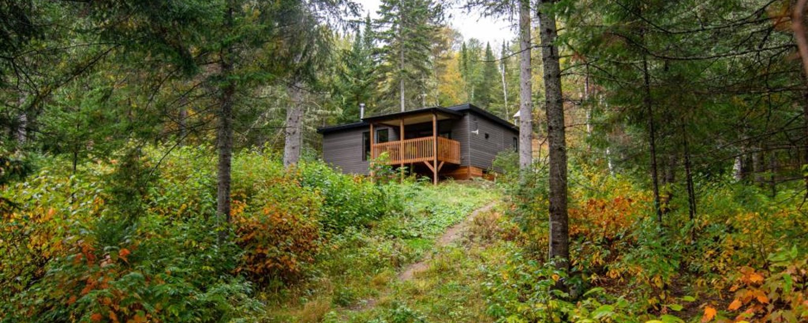 découvrez le charme d'un chalet autonome, un refuge écologique et confortable au cœur de la nature. profitez d'une expérience unique de déconnexion tout en préservant l'environnement grâce à des installations écoresponsables.