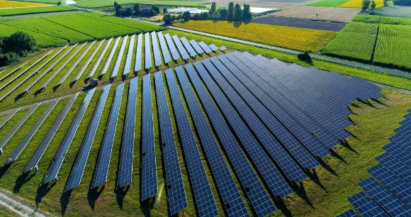 découvrez l'univers des champs solaires : une solution écologique et durable pour la production d'énergie renouvelable. informez-vous sur les technologies, les avantages et les enjeux environnementaux liés à l'énergie solaire.