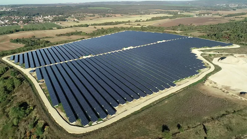 découvrez les champs solaires, des installations innovantes qui captent l'énergie du soleil pour produire une électricité verte. apprenez comment ces vastes surfaces de panneaux photovoltaïques contribuent à la transition énergétique et à la réduction des émissions de co2.