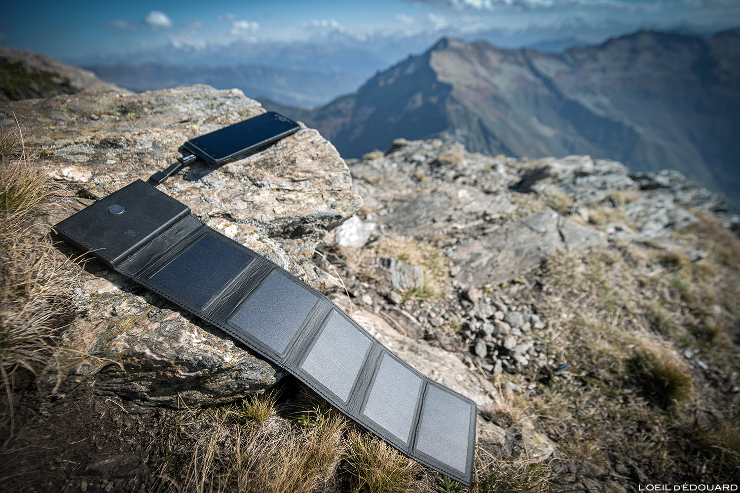 découvrez les avantages du chargeur solaire, un accessoire éco-responsable qui vous permet de recharger vos appareils électroniques partout où vous allez, tout en respectant l'environnement. idéal pour les activités de plein air, il combine praticité et durabilité.