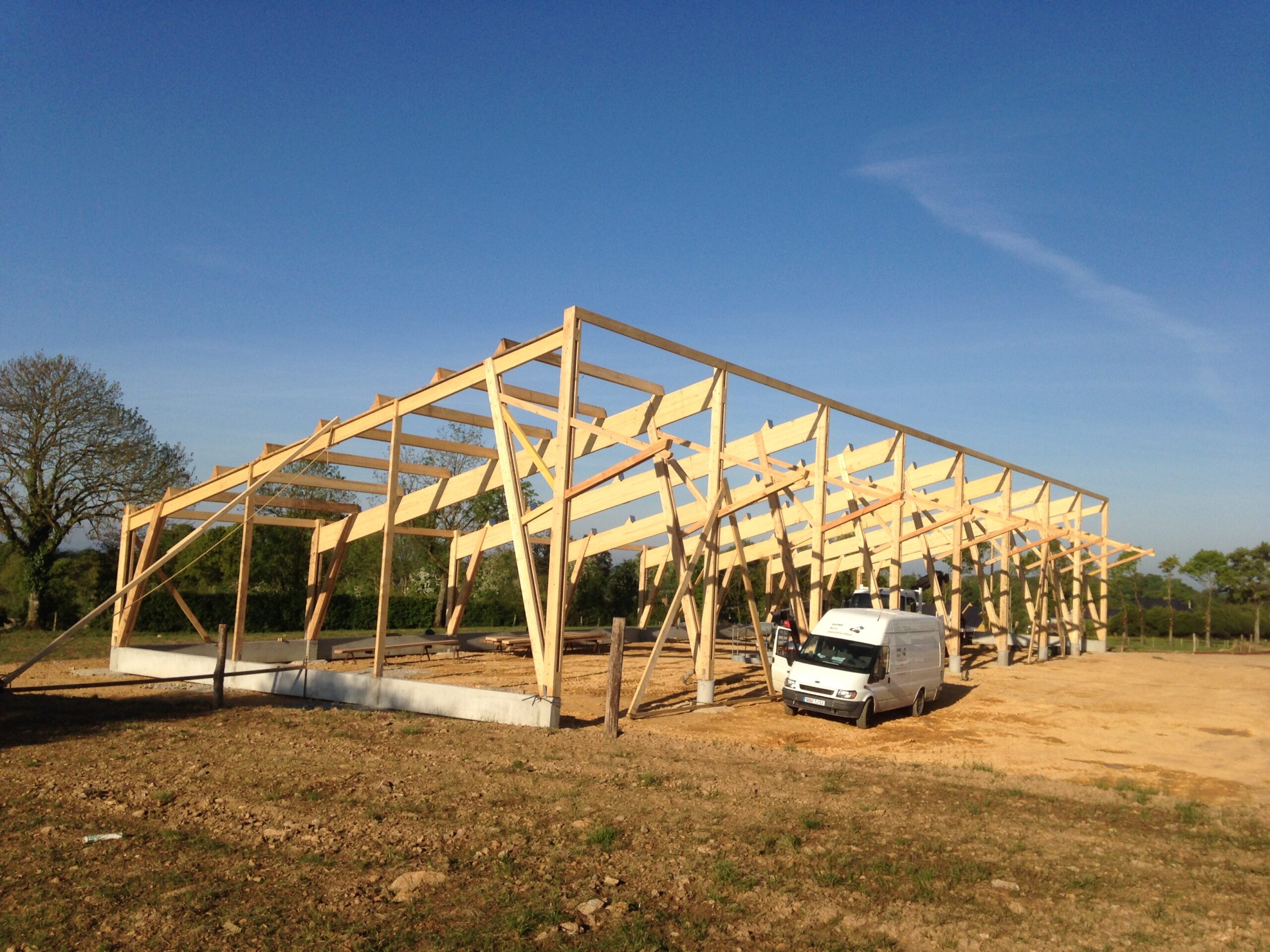 découvrez les solutions de charpente agricole adaptées à vos besoins. spécialisée dans la construction de structures robustes et durables, notre expertise vous garantit une charpente de qualité pour vos exploitations. optez pour des matériaux performants et un savoir-faire reconnu.