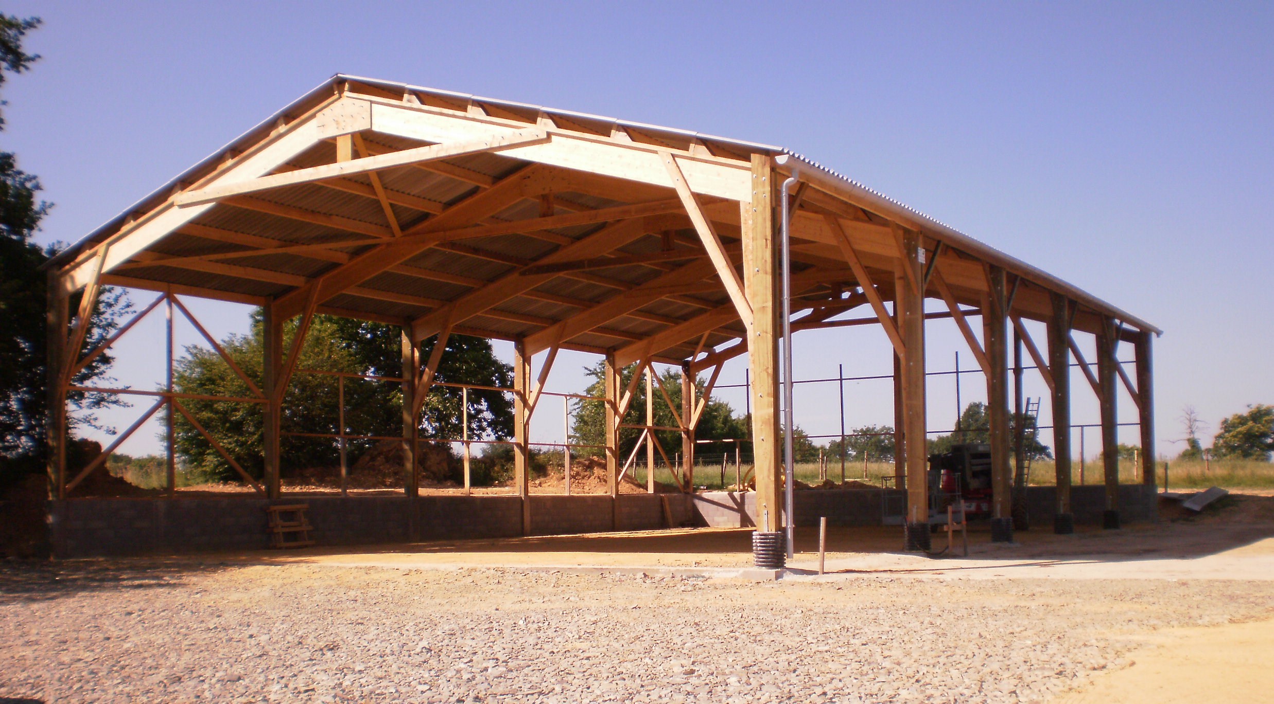 découvrez notre expertise en charpente agricole, alliant robustesse et durabilité pour vos projets. bénéficiez de solutions sur mesure, adaptées aux besoins des exploitations agricoles et garantissant une structure fiable pour vos bâtiments agricoles.
