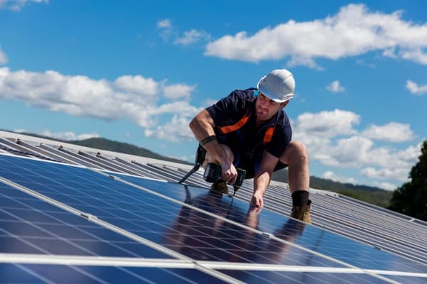 découvrez les avantages du chauffage solaire, une solution écologique et économique pour votre maison. profitez d'une énergie renouvelable pour réduire vos factures d'énergie tout en préservant l'environnement. informez-vous sur les systèmes disponibles et comment ils peuvent transformer votre confort domestique.