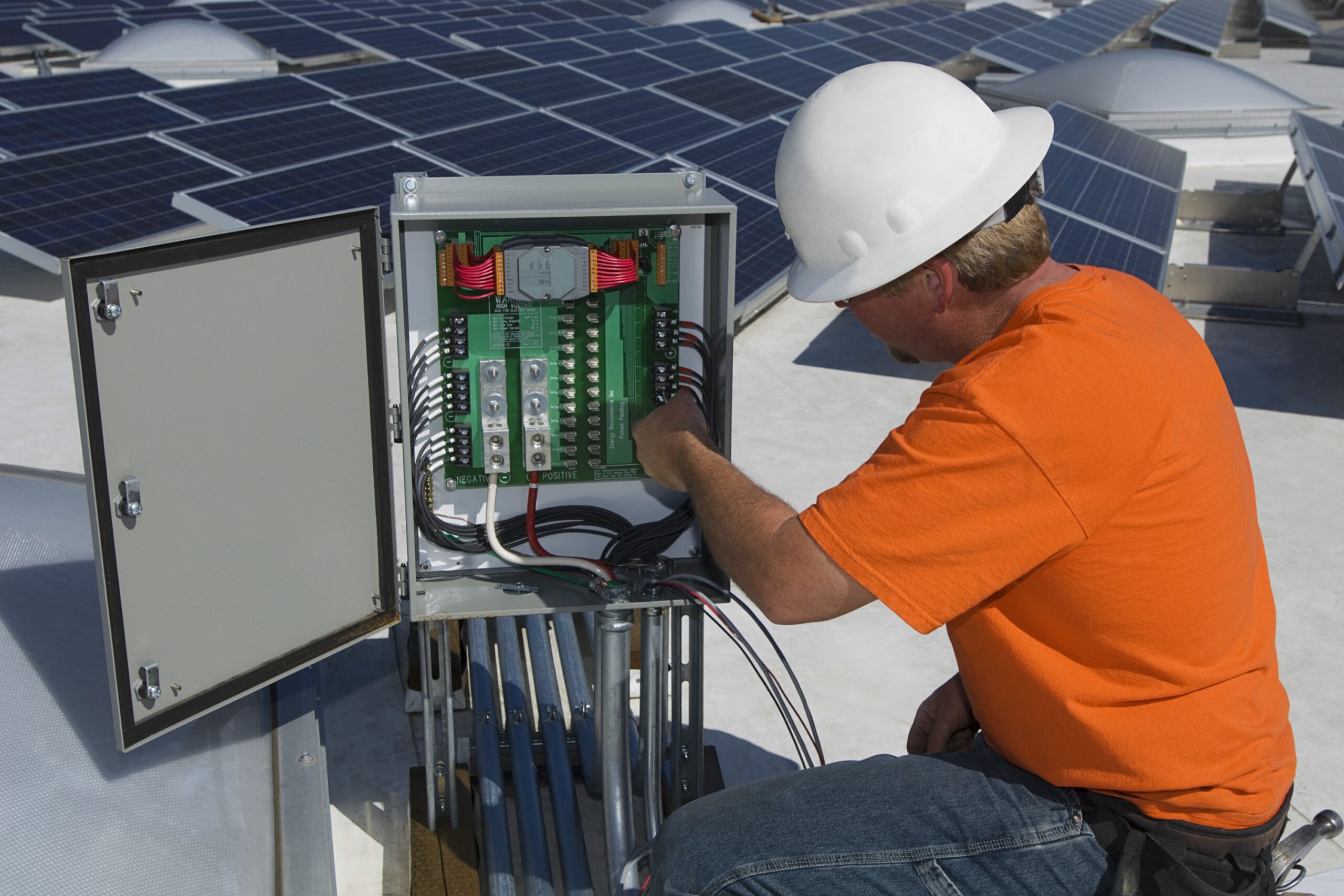 découvrez nos conseils pour bien choisir un onduleur adapté à vos besoins. comparez les différents types et fonctionnalités pour garantir la protection de vos équipements électriques tout en optimisant votre consommation d'énergie.