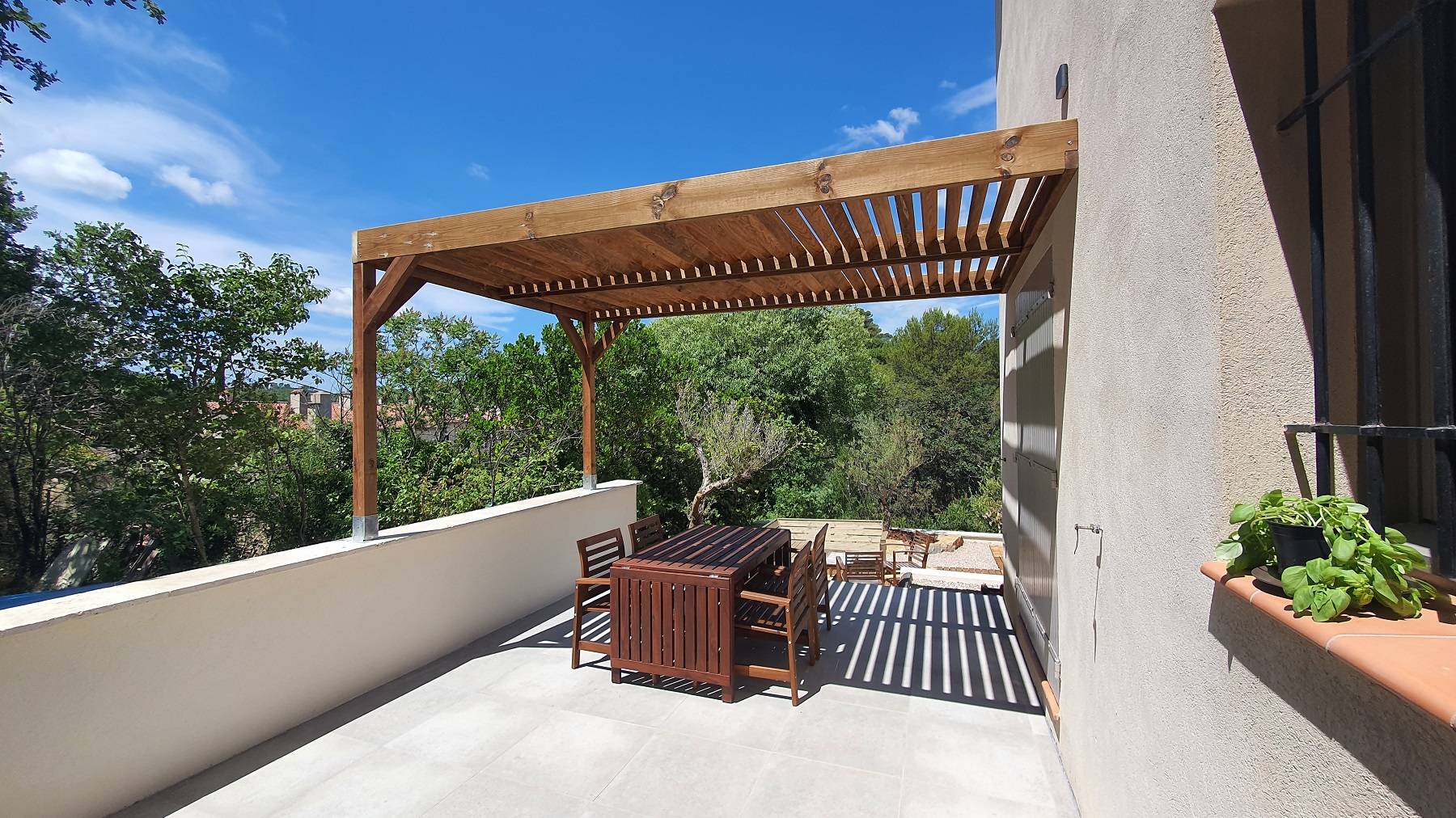 découvrez le concept de pergola, une solution parfaite pour sublimer votre espace extérieur. alliant design et fonctionnalité, la pergola vous permet de profiter de votre jardin tout en vous protégeant du soleil et des intempéries. explorez les différentes options et styles pour créer un havre de paix sur votre terrasse ou patio.
