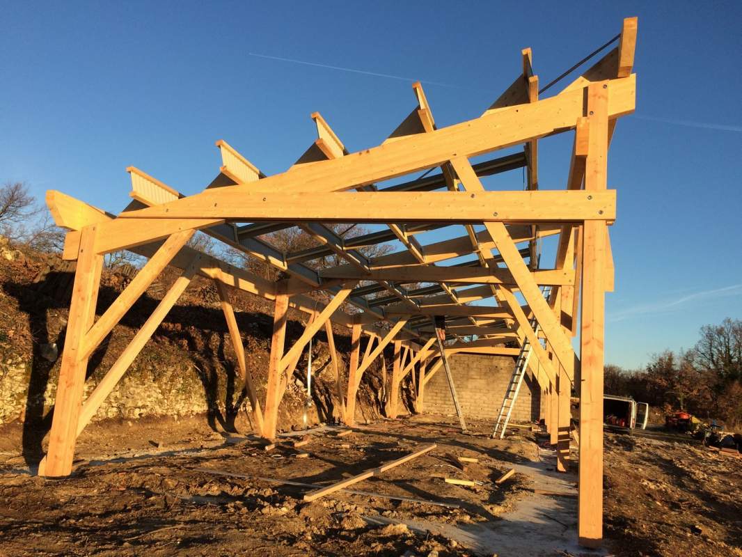 découvrez notre expertise en tant que constructeur agricole en bois, offrant des solutions durables et sur mesure pour vos infrastructures agricoles. optez pour la qualité, l'innovation et le respect de l'environnement pour vos projets.