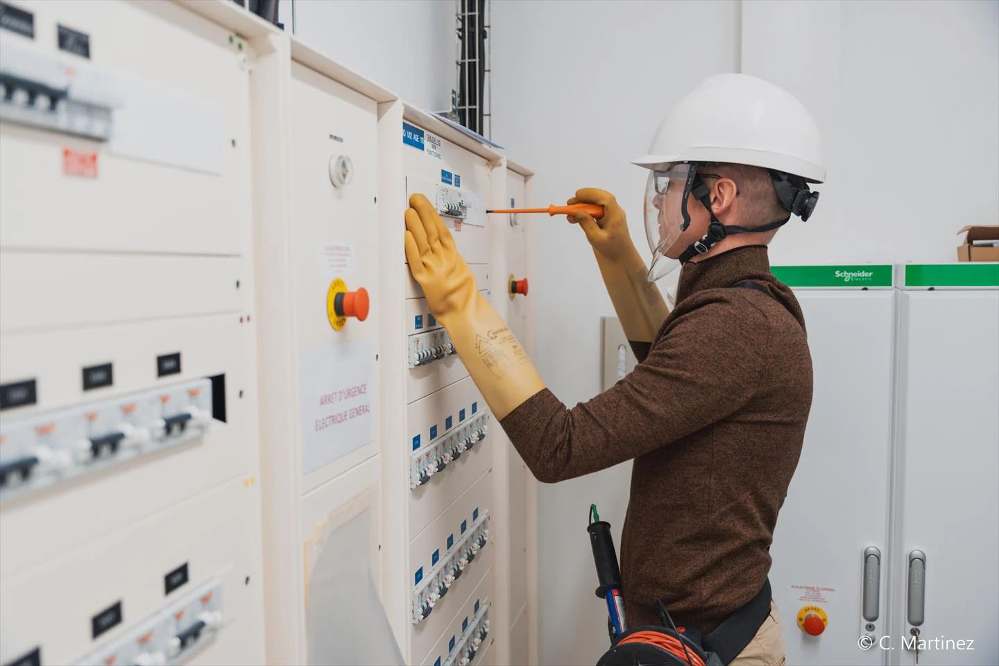 découvrez le rôle essentiel du contrôleur consuel dans la sécurité électrique en france. assurez-vous que vos installations respectent les normes en vigueur pour garantir la conformité et la sécurité de vos projets électriques.