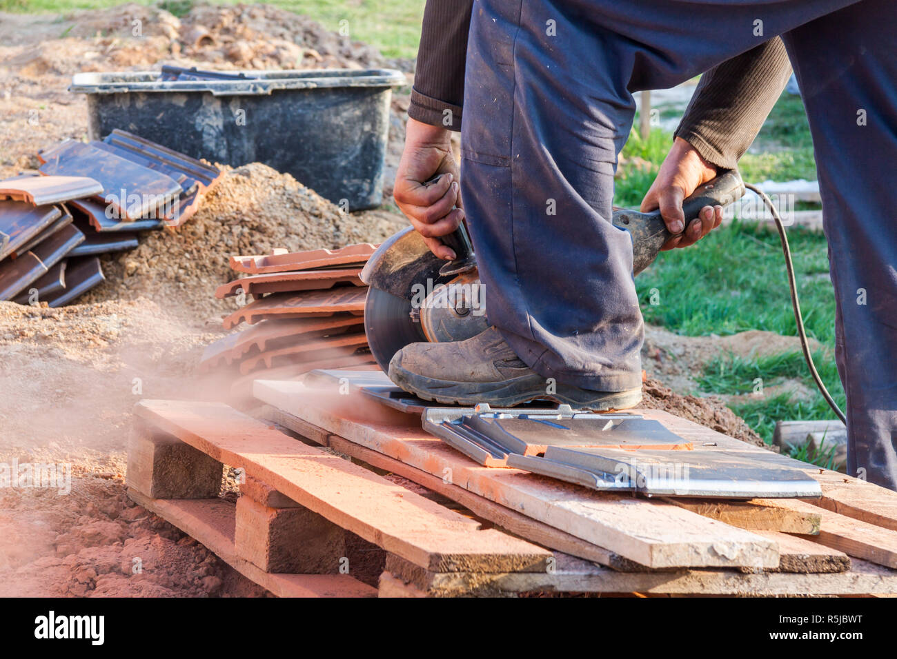 découvrez nos conseils et techniques pour couper des tuiles facilement et avec précision. que vous soyez un bricoleur débutant ou expérimenté, apprenez à utiliser les outils adéquats pour un résultat professionnel. transformez vos projets de toiture ou de carrelage grâce à nos astuces.