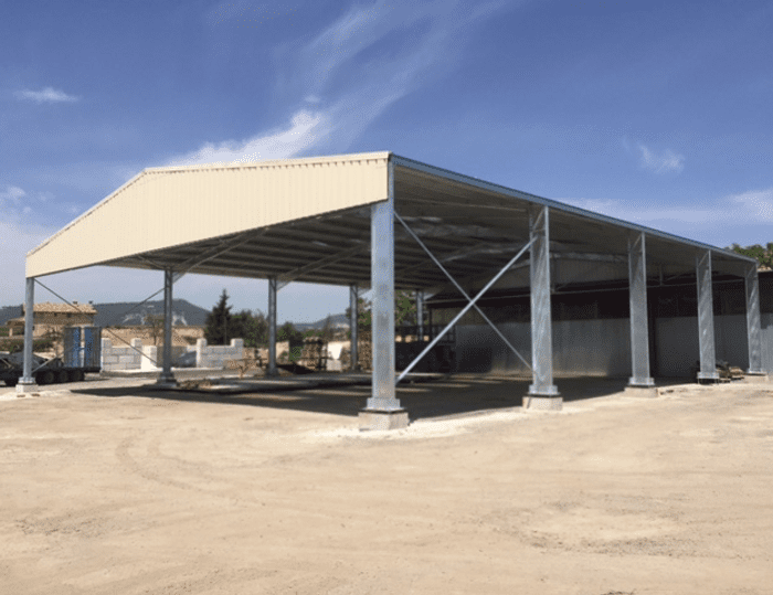 découvrez tout ce qu'il faut savoir sur le coût d'un hangar agricole : matériaux, superficie, accessoires et estimations budgétaires pour optimiser votre investissement.