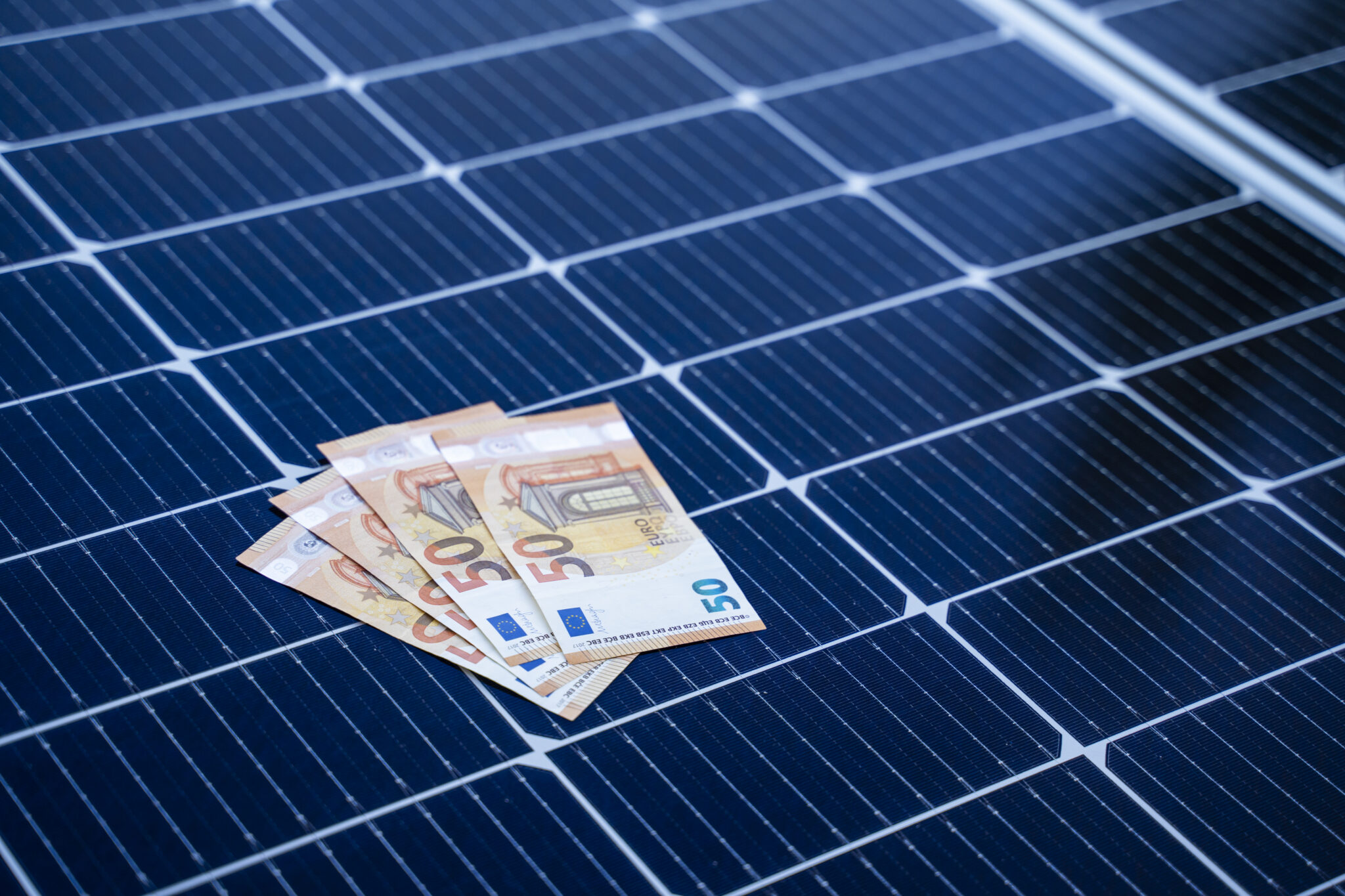 découvrez les coûts d'installation des panneaux solaires et d'autres types de panneaux. comparez les prix, les avantages et les subventions disponibles pour optimiser votre investissement.