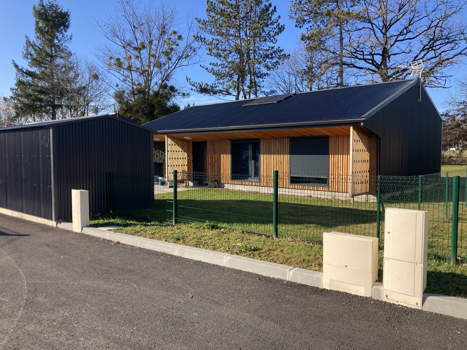 découvrez les éléments clés du coût d'une maison passive, incluant les investissements initiaux, les économies d'énergie et les avantages à long terme. informez-vous sur les prix, les matériaux utilisés et les subventions disponibles pour réaliser votre projet écologique.
