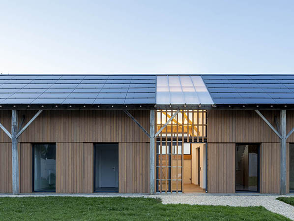 découvrez la définition d'un hangar, cet espace de stockage ou d'abri utilisé pour entreposer des matériaux, des véhicules ou des équipements. apprenez-en plus sur ses caractéristiques, ses utilisations et son importance dans différents domaines.