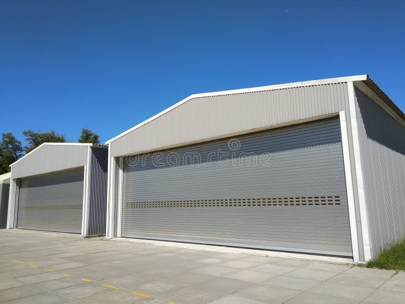 découvrez la définition d'un hangar, un espace de stockage couramment utilisé pour abriter des véhicules, des équipements ou des matières. explorez les différentes fonctions et structures des hangars dans notre article informatif.