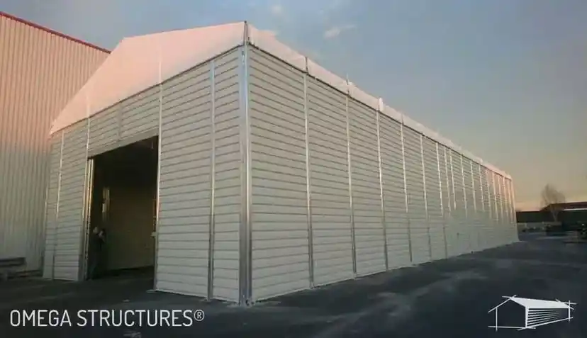 découvrez la définition d'un hangar, cet espace souvent dédié au stockage, à l'atelier ou à l'abri des véhicules. explorez ses différentes utilisations, caractéristiques et avantages dans cet article complet.