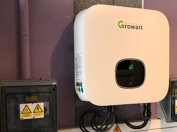 découvrez la définition d'un onduleur, un appareil essentiel qui convertit le courant continu en courant alternatif. apprenez son fonctionnement, ses applications dans les systèmes d'énergie renouvelable et son importance dans la gestion de l'alimentation électrique.