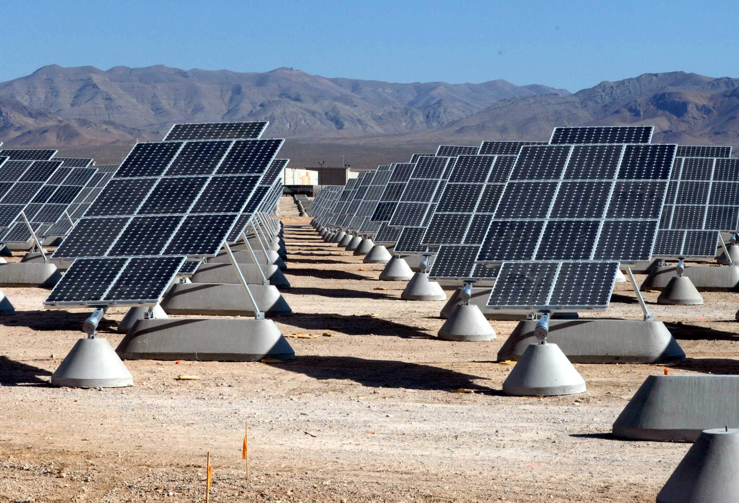 découvrez la définition des panneaux solaires, leur fonctionnement et les avantages qu'ils offrent pour la production d'énergie renouvelable. informez-vous sur les différents types de panneaux solaires et leur impact sur l'environnement.