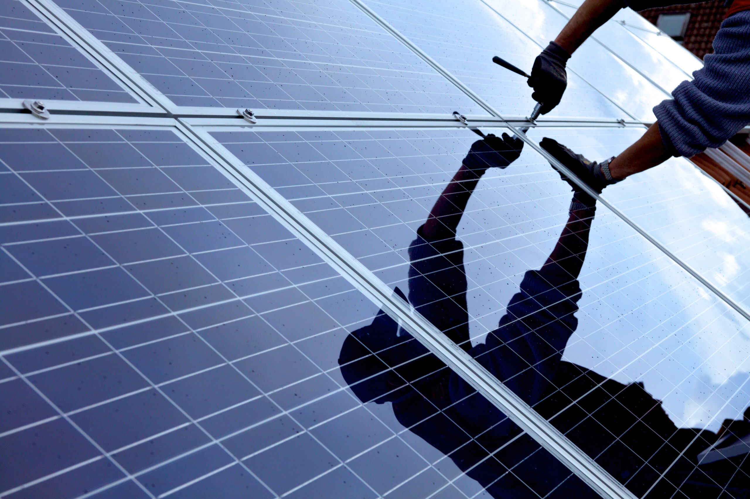découvrez la définition des panneaux solaires, leur fonctionnement, ainsi que leurs avantages et applications dans le domaine de l'énergie renouvelable. informez-vous sur les technologies innovantes qui transforment la lumière du soleil en électricité durable.