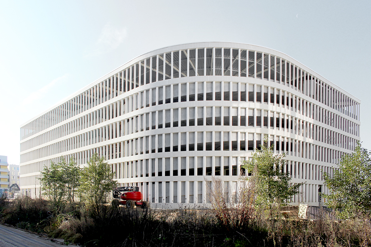 découvrez la définition du parking silo, un type de stationnement vertical qui maximise l'espace urbain tout en offrant une solution pratique pour le stationnement des véhicules. apprenez comment cette infrastructure optimise l'utilisation des terrains en milieu urbain.