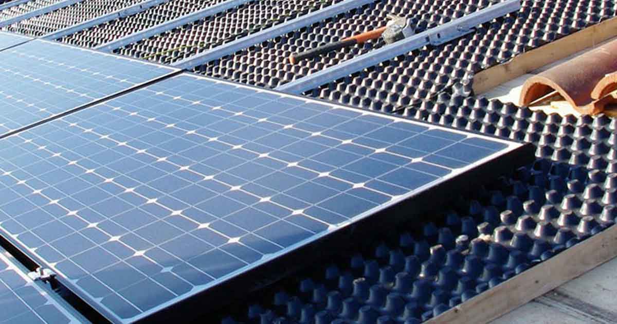découvrez comment la défiscalisation solaire peut vous permettre de réduire vos impôts tout en investissant dans des énergies renouvelables. explorez les avantages fiscaux offerts par l'état et les solutions solaires rentables pour un avenir durable.