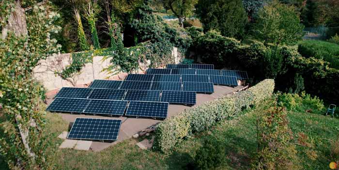 découvrez tout ce que vous devez savoir sur les dimensions des panneaux solaires, y compris les tailles standard, les facteurs influençant le choix des dimensions et comment optimiser l'espace pour maximiser votre production d'énergie solaire.