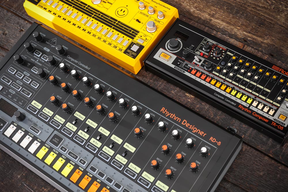 découvrez l'univers des machines à rythmes, des outils incontournables pour les musiciens et producteurs. apprenez à créer des beats uniques, explorez les fonctionnalités incontournables et laissez libre cours à votre créativité musicale avec notre guide complet sur les drum machines.