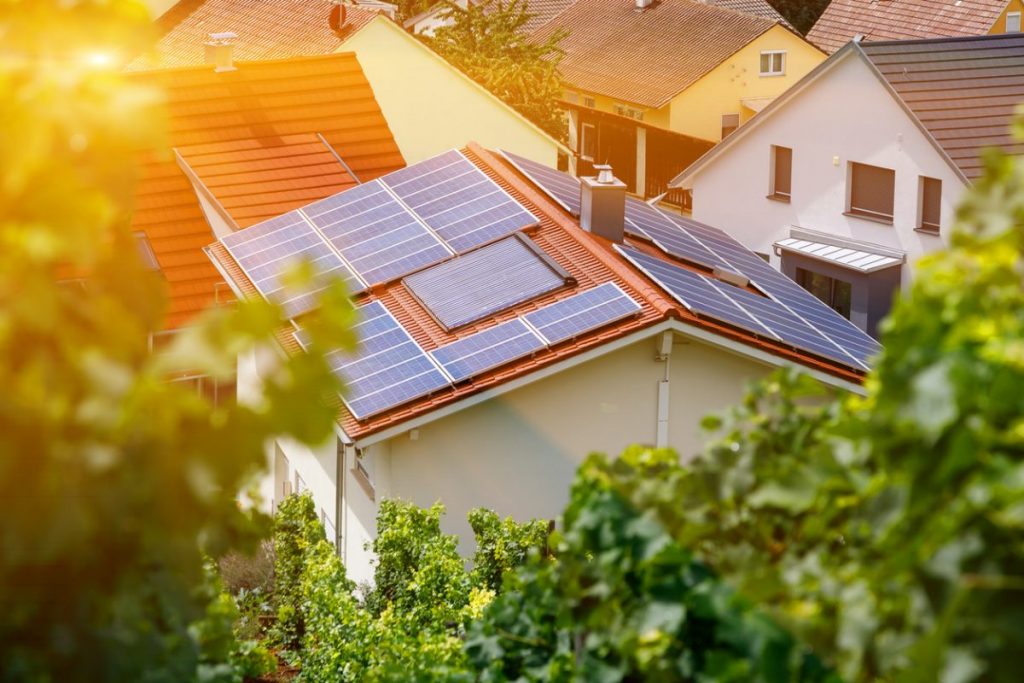 découvrez tout ce qu'il faut savoir sur la durée de vie des panneaux solaires, leur entretien et les facteurs qui influencent leur longévité. optez pour une solution durable et rentable pour votre production d'énergie renouvelable.