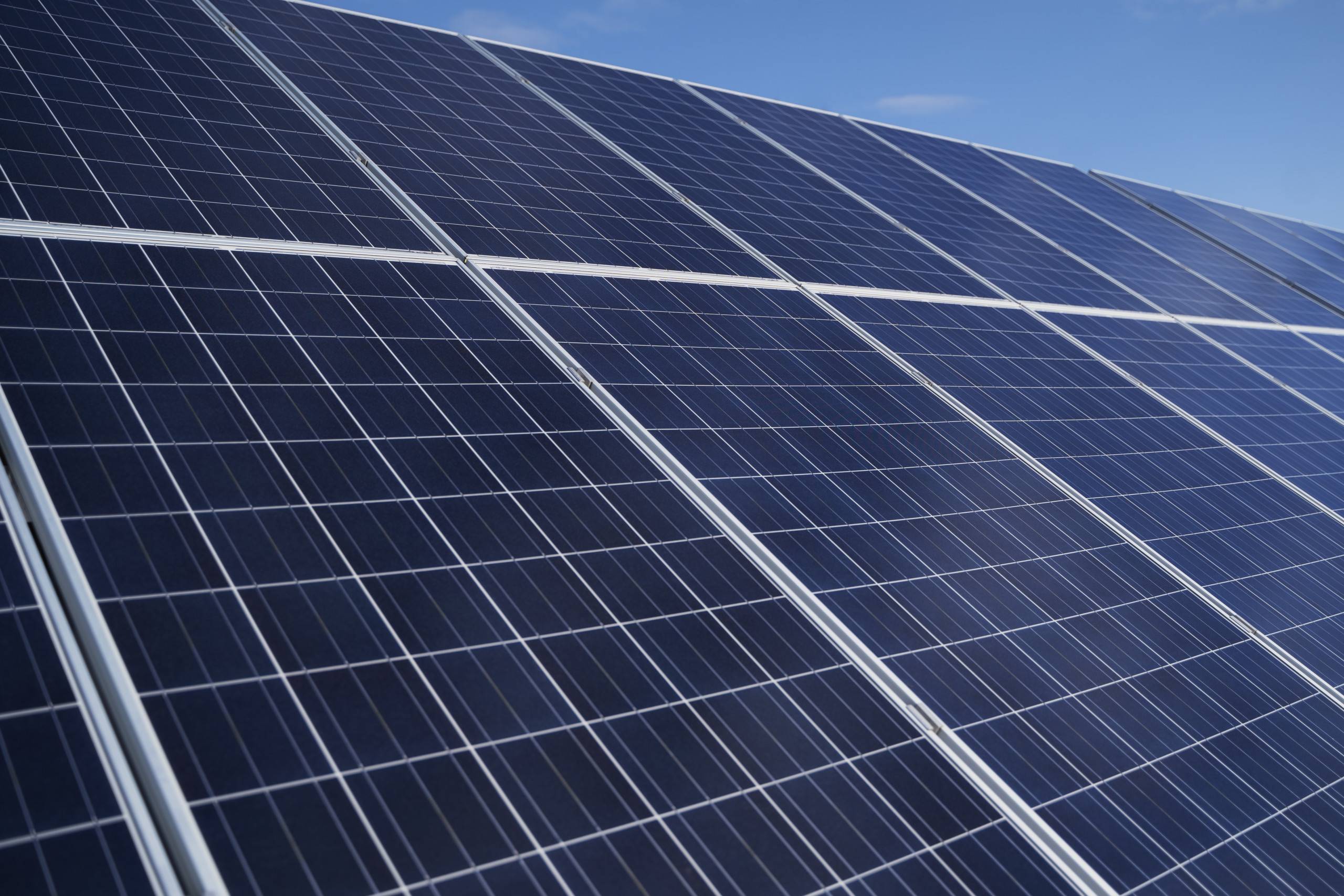 découvrez tout sur la durée de vie des panneaux solaires : facteurs d'influence, entretien, et conseils pour maximiser leur efficacité. informez-vous pour un investissement durable et rentable.