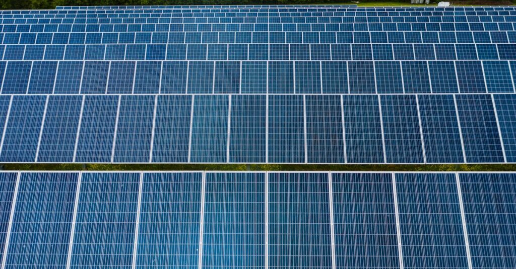 découvrez les enjeux et les opportunités de l'économie solaire, un secteur en plein essor qui transforme notre manière de produire et consommer de l'énergie renouvelable. plongez dans les innovations, les bénéfices environnementaux et les implications économiques de cette transition énergétique incontournable.