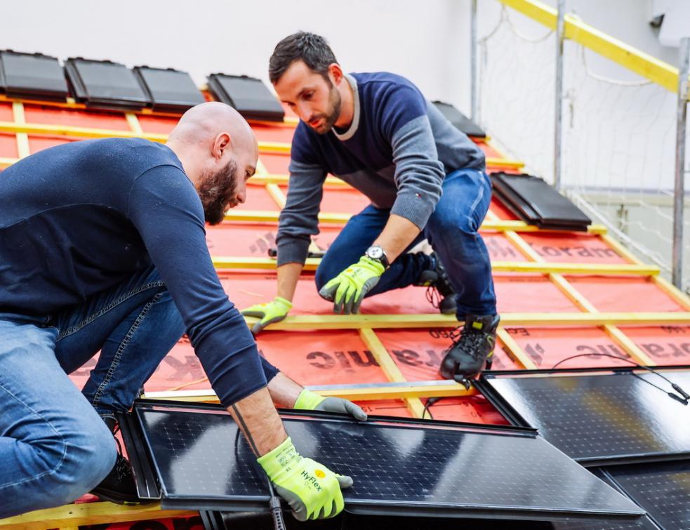 découvrez nos services d'électricien spécialisé en photovoltaïque (pv) pour l'installation, l'entretien et la maintenance de vos panneaux solaires. profitez d'une énergie renouvelable et réduisez vos factures d'électricité grâce à notre expertise.