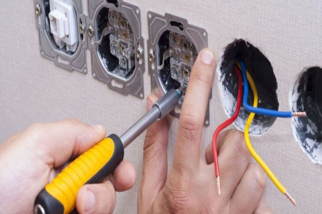 découvrez l'art de l'électricité diy ! apprenez à réaliser vos projets électro-manipulés avec des astuces pratiques, des tutoriels détaillés et des conseils pour gérer en toute sécurité vos installations électriques. que vous soyez débutant ou bricoleur averti, trouvez l'inspiration pour vos travaux d'électricité à domicile.