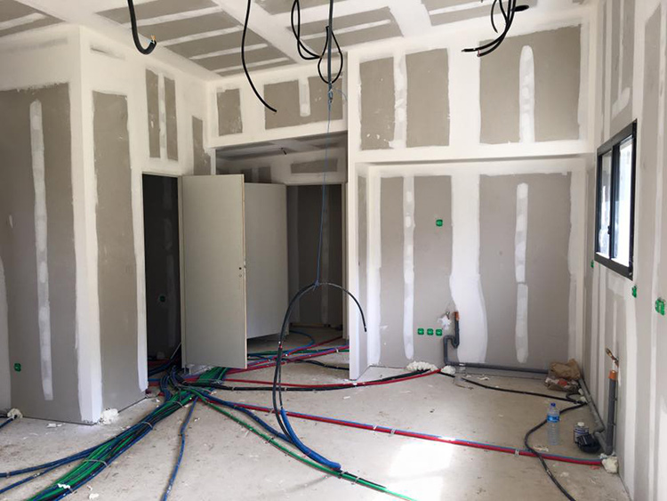 découvrez des conseils pratiques et des informations essentielles sur l'électricité domestique. apprenez à sécuriser, entretenir et optimiser le système électrique de votre maison pour un environnement sûr et efficace.