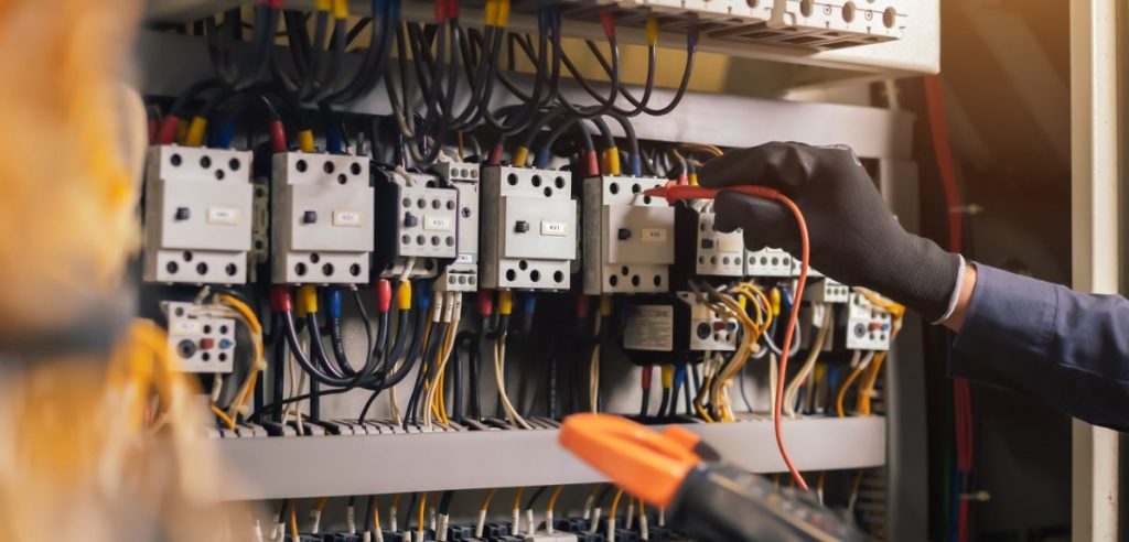 découvrez tout ce qu'il faut savoir sur l'électricité à la maison : conseils d'installation, sécurité électrique, équipements essentiels et solutions d'économie d'énergie pour un habitat confortable et moderne.