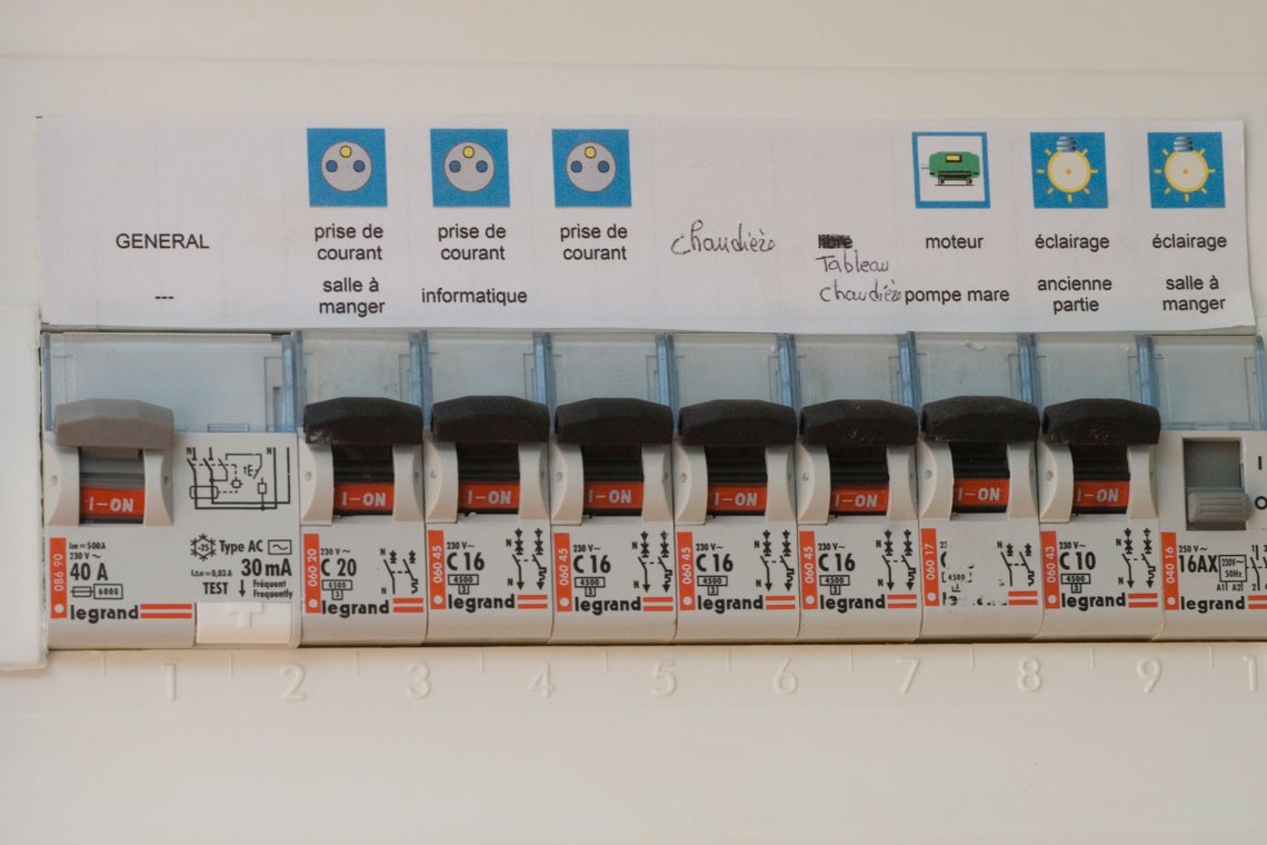 découvrez tout ce qu'il faut savoir sur l'électricité domestique, de l'installation à l'entretien, en passant par les conseils de sécurité pour un habitat sûr et efficient. apprenez à optimiser votre consommation d'énergie et à choisir les meilleures solutions électriques pour votre maison.