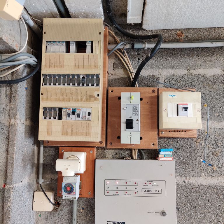 découvrez tout ce qu'il faut savoir sur l'électricité à la maison : conseils de sécurité, installations électriques, économies d'énergie et solutions pour une consommation responsable. améliorez le confort et la sécurité de votre foyer grâce à nos guides et astuces pratiques.