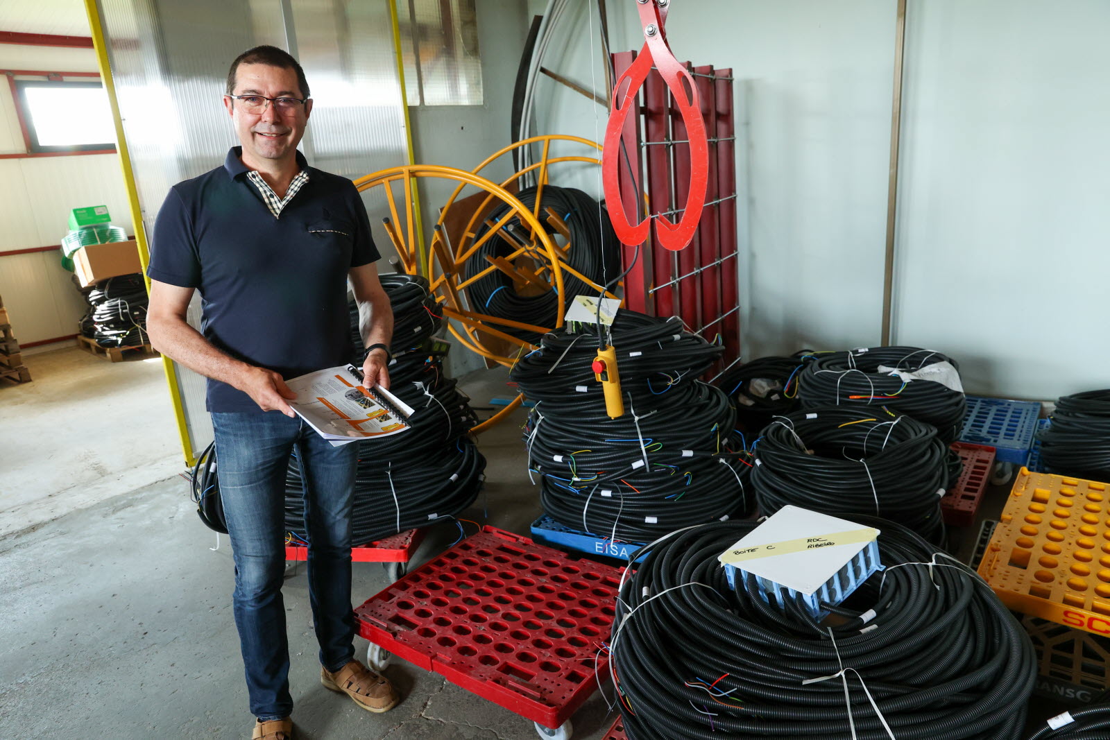 découvrez comment réaliser vos projets d'électricité par vous-même grâce à nos conseils et astuces pratiques. apprenez les bases de l'électricité, les outils nécessaires et les techniques essentielles pour une installation sécurisée et efficace. libérez votre créativité tout en maîtrisant votre consommation d'énergie.