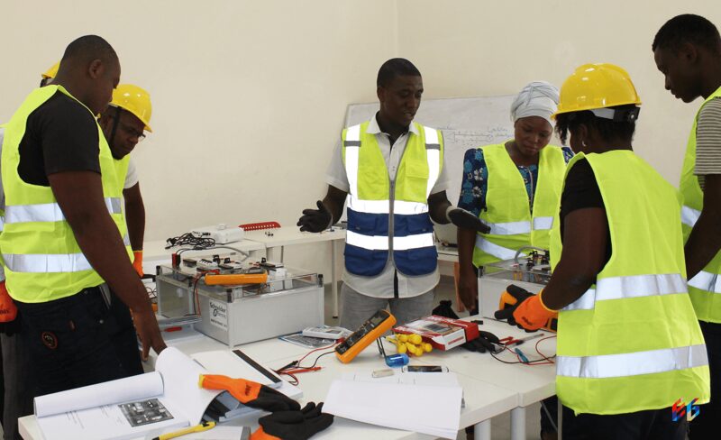 découvrez les opportunités d'emploi dans le secteur solaire, un domaine en plein essor. explorez les carrières variées, de l'installation de panneaux solaires à la recherche et développement, et participez à la transition énergétique tout en construisant un avenir durable.