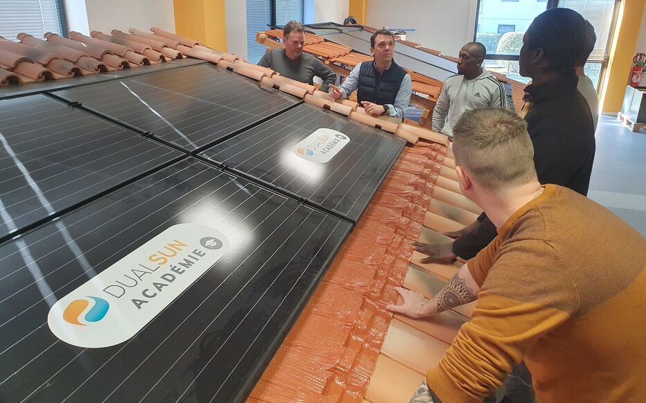 découvrez les opportunités d'emplois passionnantes dans le secteur des panneaux solaires. rejoignez une industrie en pleine croissance dédiée aux énergies renouvelables et contribuez à un avenir durable tout en développant votre carrière.