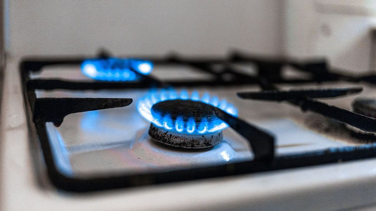 découvrez le monde fascinant de l'énergie chimique, une forme d'énergie stockée dans les liaisons des molécules. apprenez comment cette énergie est libérée lors des réactions chimiques, ses applications dans notre quotidien, et son rôle essentiel dans les processus biologiques et industriels.