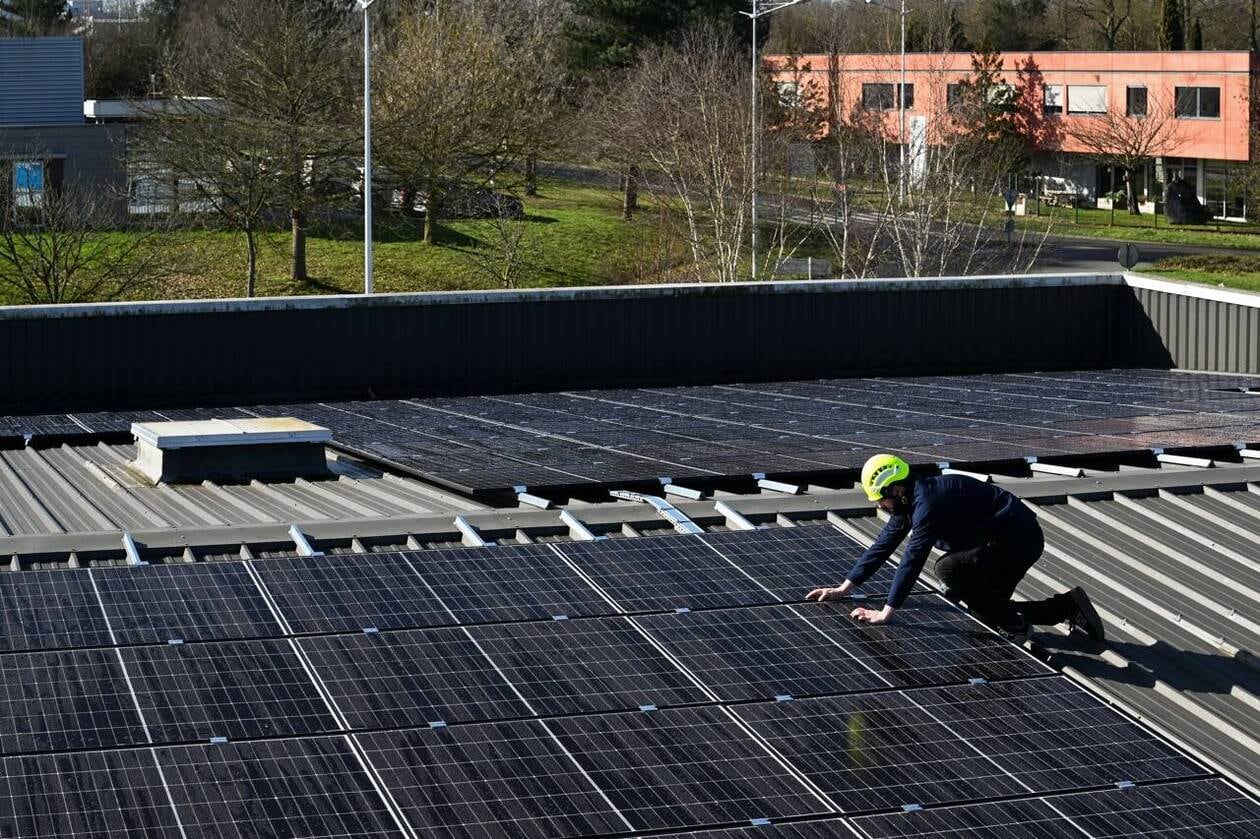 découvrez l'énergie solaire, une source d'énergie renouvelable et durable qui transforme la lumière du soleil en électricité. explorez ses avantages, son fonctionnement et son rôle clé dans la transition énergétique vers un avenir plus vert.