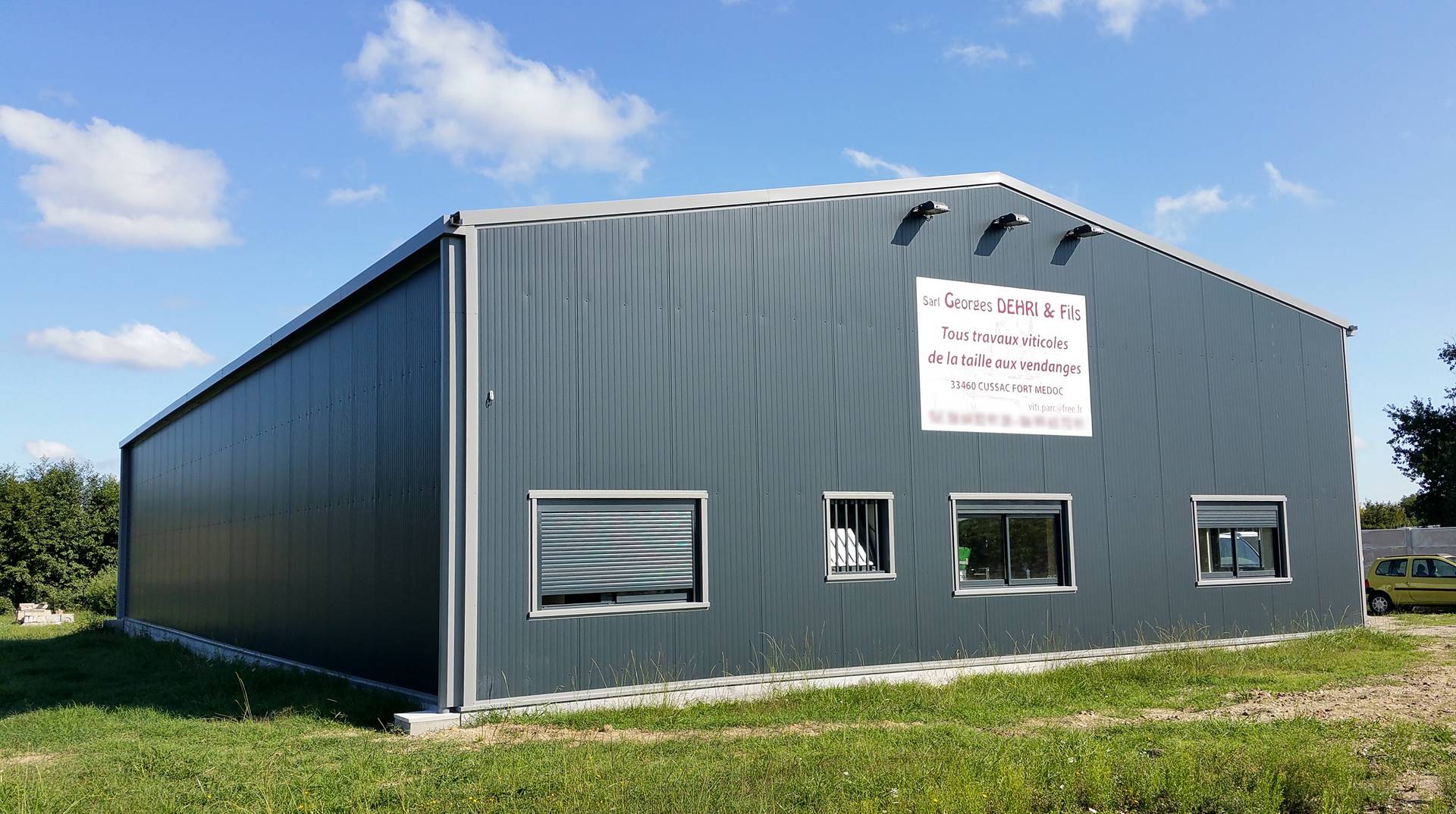 découvrez notre expertise en fabrication de hangars métalliques sur mesure, idéaux pour divers usages, du stockage à l'industrie. profitez de structures durables et robustes, conçues selon vos besoins spécifiques.