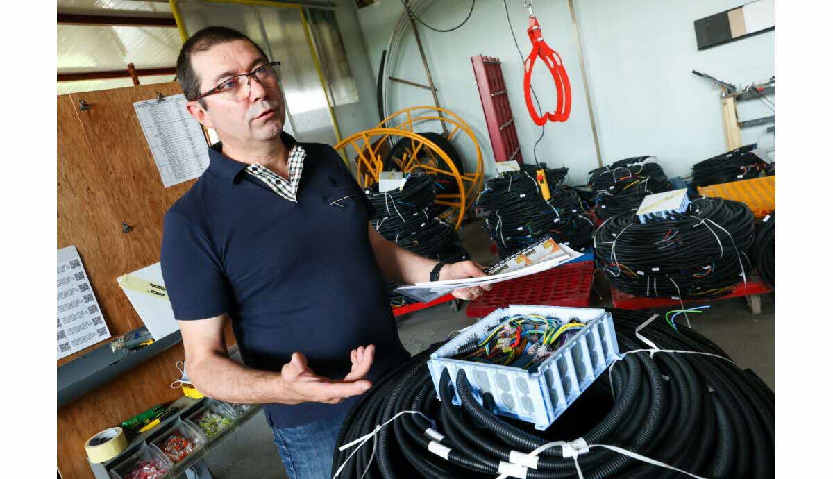 découvrez comment faire de l'électricité soi-même grâce à notre guide complet ! apprenez des techniques simples et pratiques pour réaliser vos projets électriques en toute sécurité, tout en économisant sur vos factures. idéal pour les bricoleurs débutants et expérimentés.