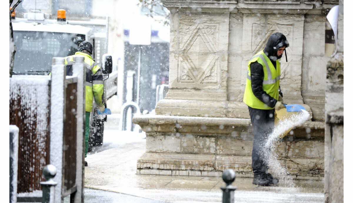 découvrez des astuces simples et efficaces pour faire fondre la neige rapidement dans votre jardin ou sur vos allées. apprenez comment utiliser des produits naturels et des méthodes écologiques pour libérer votre espace de l'hiver en toute sécurité.