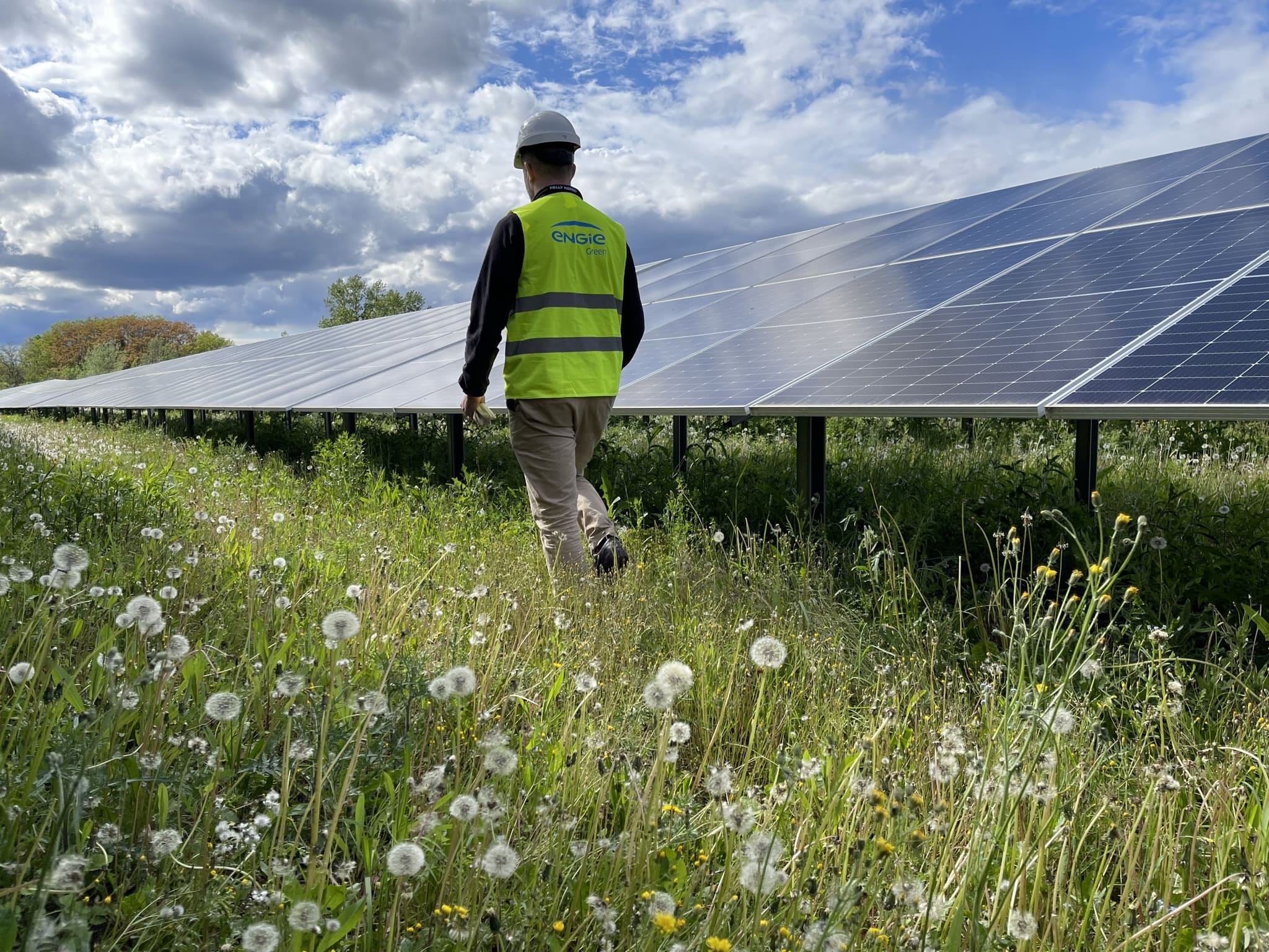 découvrez comment la ferme solaire agricole allie innovation et durabilité en transformant les terres agricoles pour produire une énergie propre et renouvelable, tout en préservant la biodiversité et en soutenant l'économie locale.