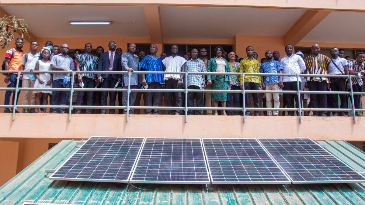 découvrez notre formation complète pour devenir ingénieur en photovoltaïque. apprenez les compétences techniques et théoriques essentielles pour concevoir, installer et gérer des systèmes solaires performants. rejoignez-nous pour faire avancer votre carrière dans le secteur des énergies renouvelables.