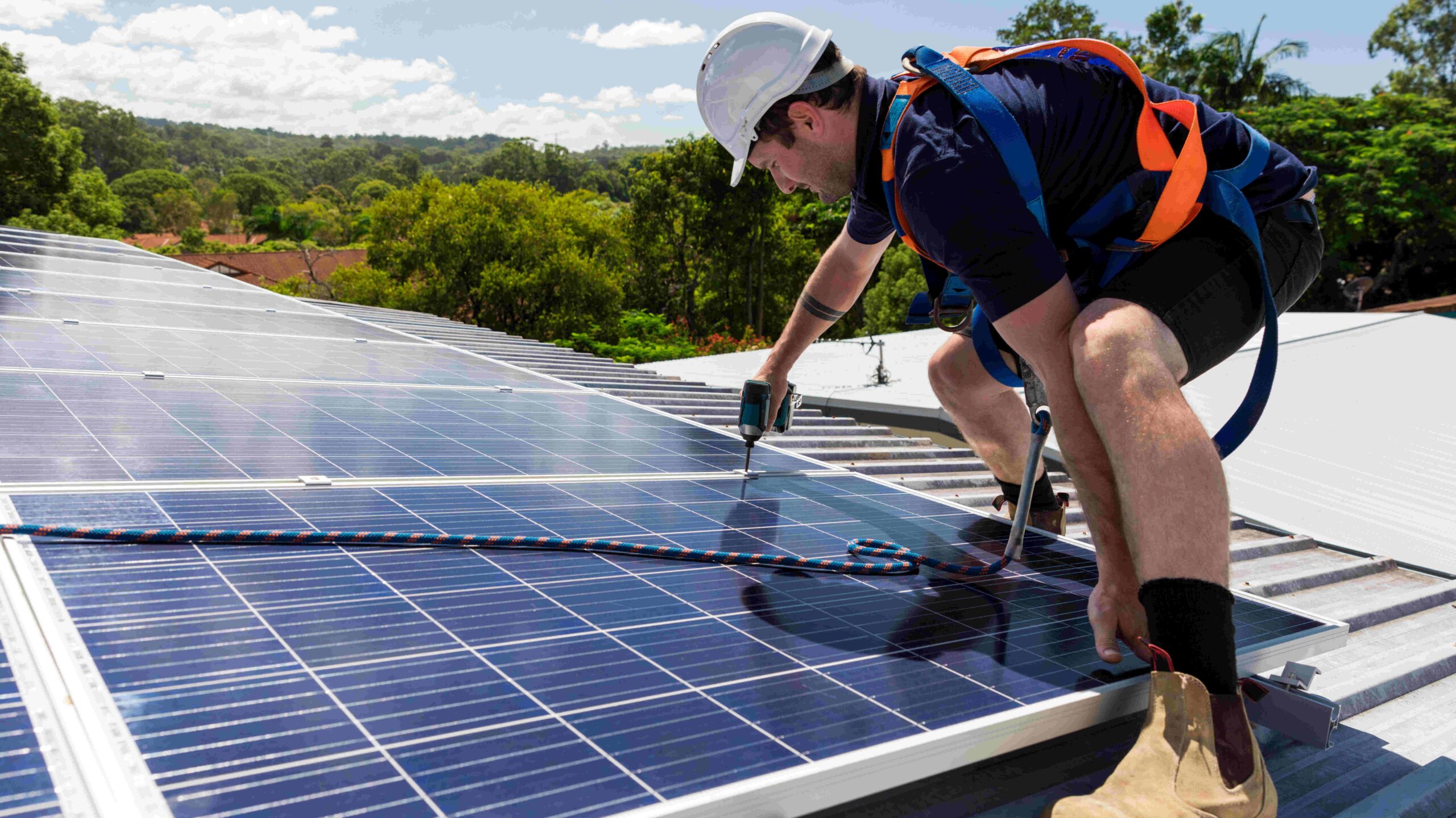 découvrez notre formation rge photovoltaïque : maîtrisez les techniques d'installation et de maintenance des panneaux solaires pour répondre aux normes et garantir des économies d'énergie durables. devenez un professionnel certifié et boostez votre carrière dans le secteur des énergies renouvelables.