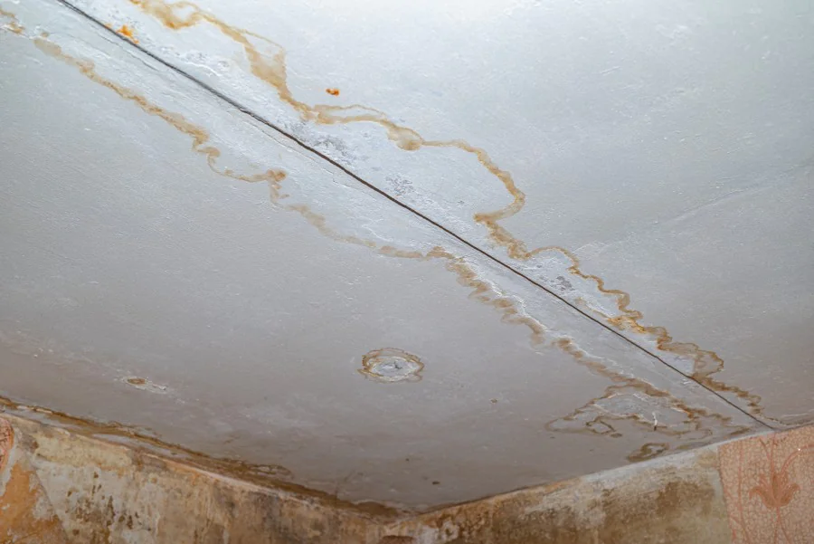 découvrez les causes et solutions pour faire face à une fuite au plafond. informez-vous sur les mesures préventives et les étapes à suivre pour une réparation efficace et durable.