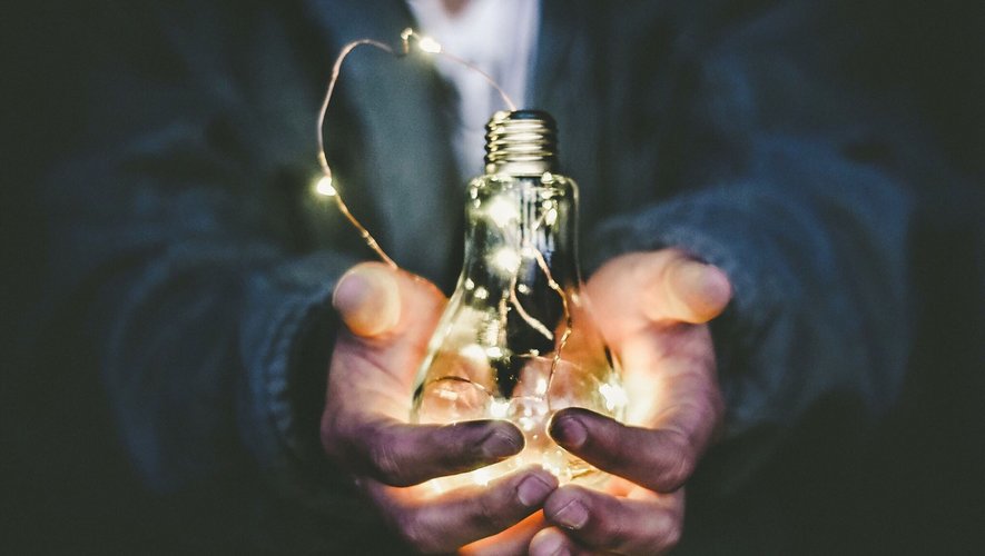 découvrez des méthodes innovantes pour générer de l'électricité de manière durable et écologique. apprenez comment transformer des sources renouvelables en énergie et réduire votre empreinte carbone tout en alimentant votre quotidien.