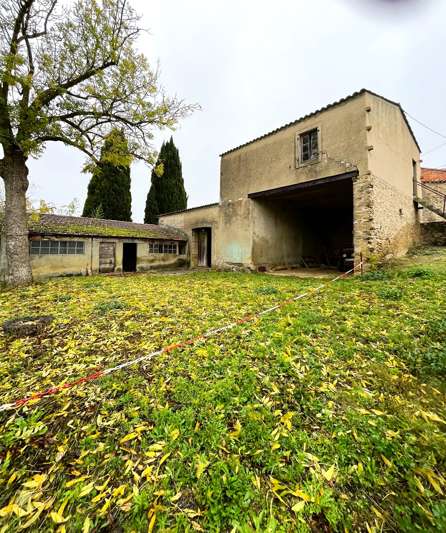 découvrez notre hangar spacieux de 100m2, idéal pour le stockage, l'entreposage ou des projets divers. profitez d'un espace vaste et adaptable à vos besoins, avec un accès facile et une sécurité optimale.