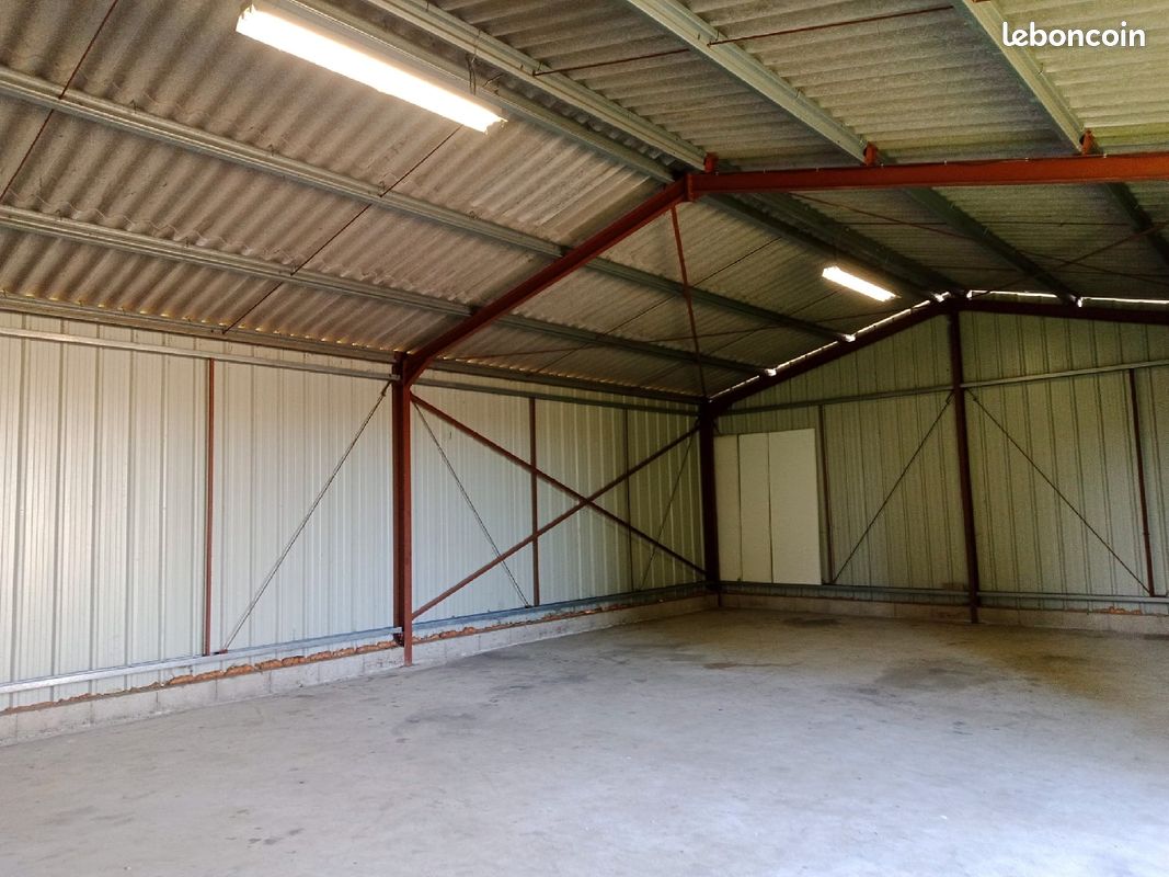découvrez notre hangar spacieux de 100 m², idéal pour le stockage, l'atelier ou les événements. profitez d'un espace polyvalent, sécurisé et accessible, conçu pour répondre à tous vos besoins professionnels ou personnels.