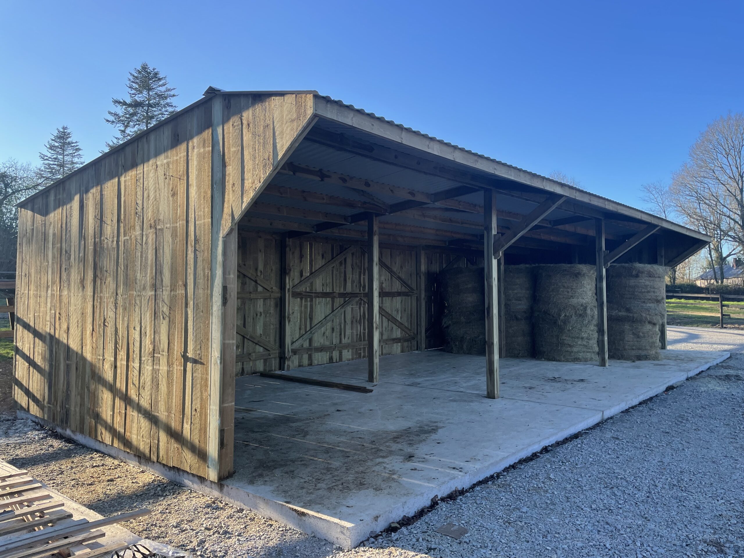 découvrez notre vaste sélection de hangars adaptés à tous vos besoins de stockage. que ce soit pour des outils, des véhicules ou des matériaux, trouvez le hangar idéal pour protéger vos biens. profitez d'une construction robuste et d'une installation facile.